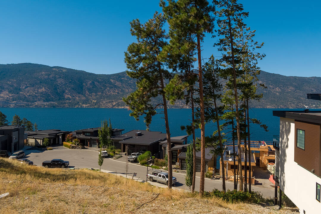 3340 Black Pine Lane, Kelowna, British Columbia