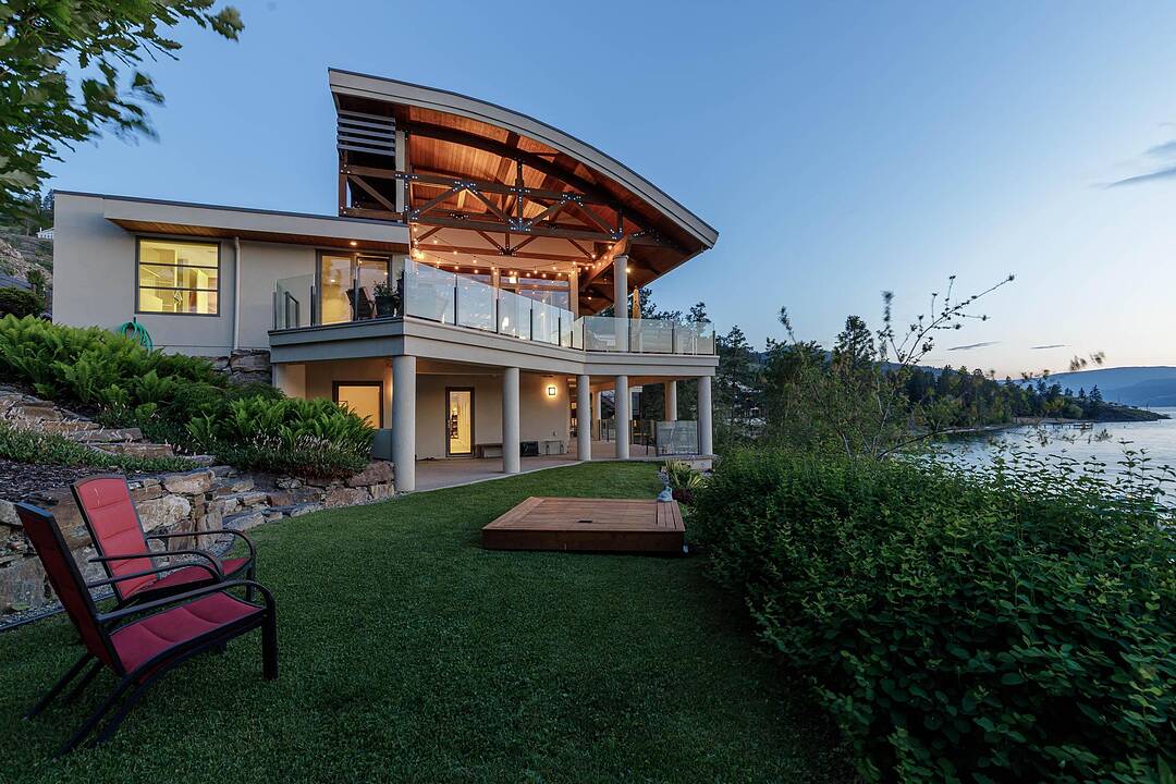 5560 Lakeshore Road, Kelowna, British Columbia