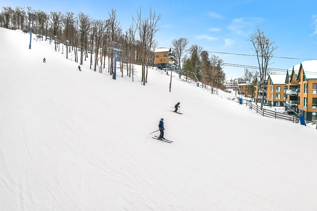 256 Ch. des Diligences, Apt. 102, Bromont, Québec