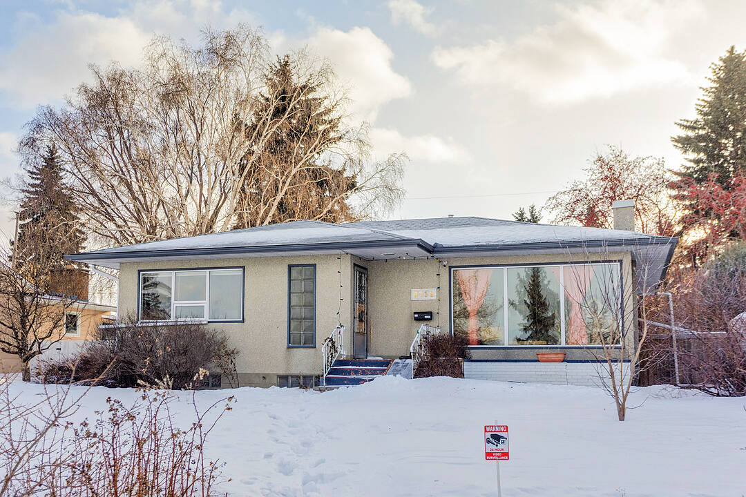 8739 Strathearn Crescent, Edmonton, Alberta