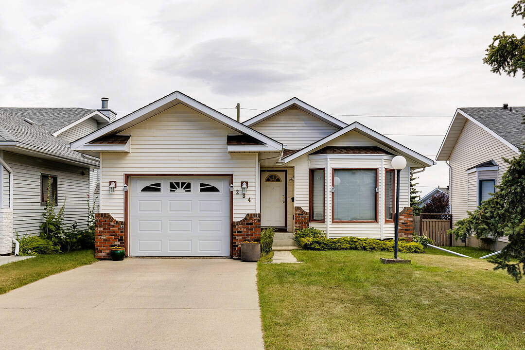 234 Sandstone Drive NW, Calgary, Alberta