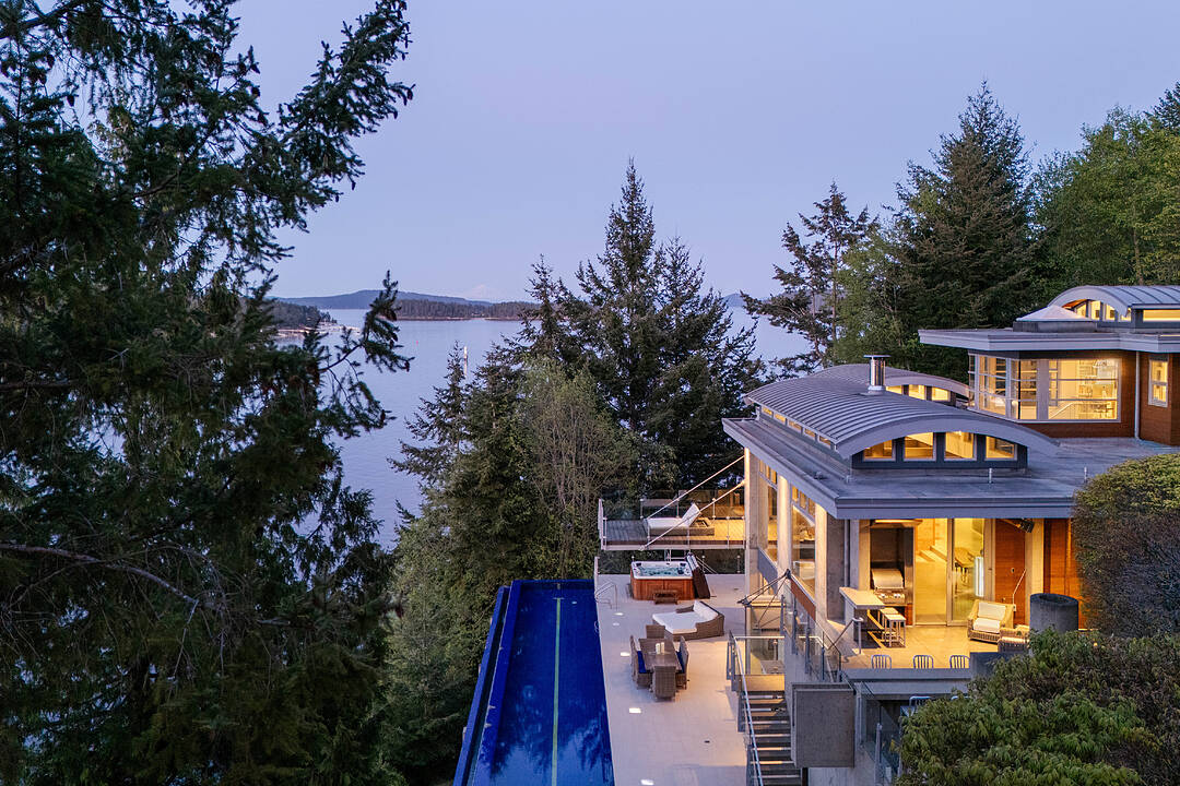 1580 Lands End Road, North Saanich, British Columbia