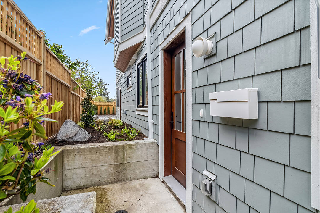 1-1915 Fernwood Road, Victoria, British Columbia