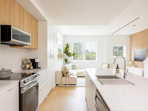 TH4-3450 Whittier Aveue, Saanich