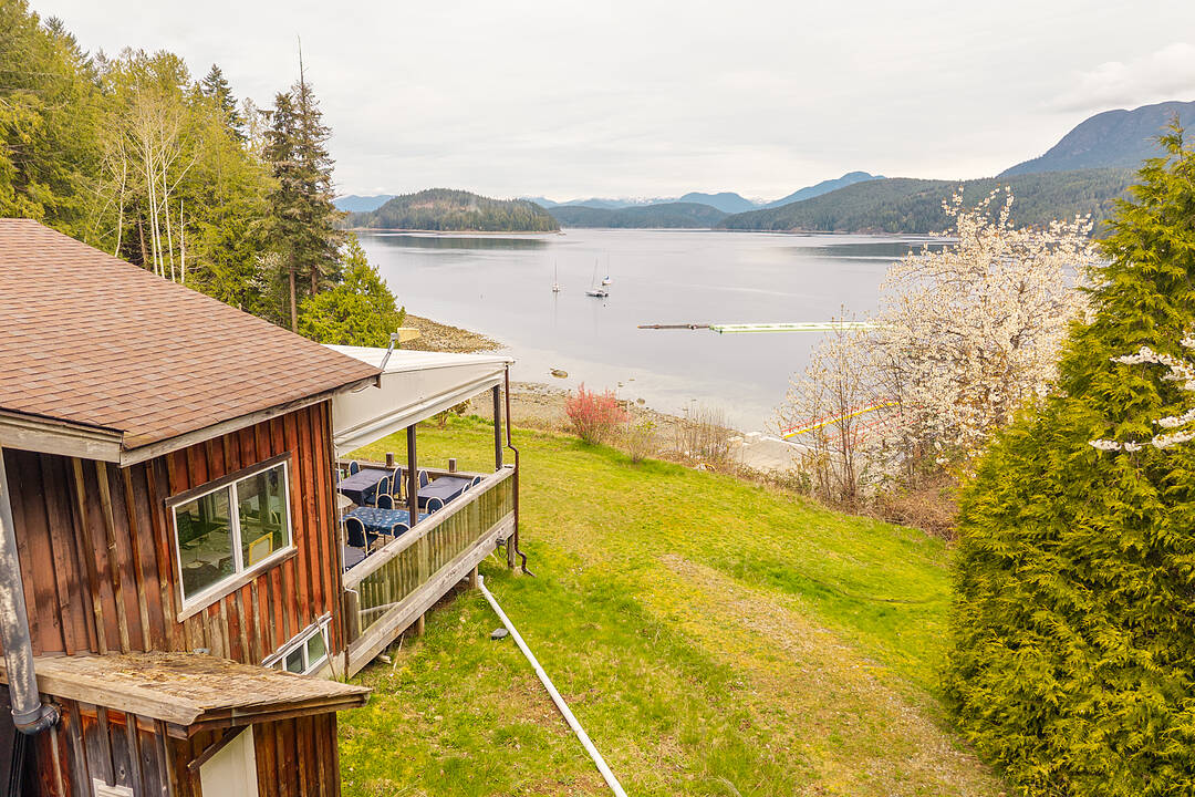 10052 Malaspina Road, Powell River, British Columbia