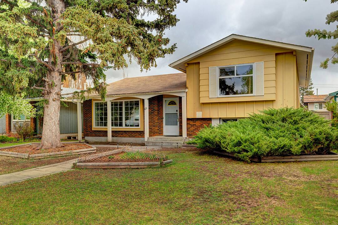 60 Lake Lucerne Close SE, Calgary, Alberta