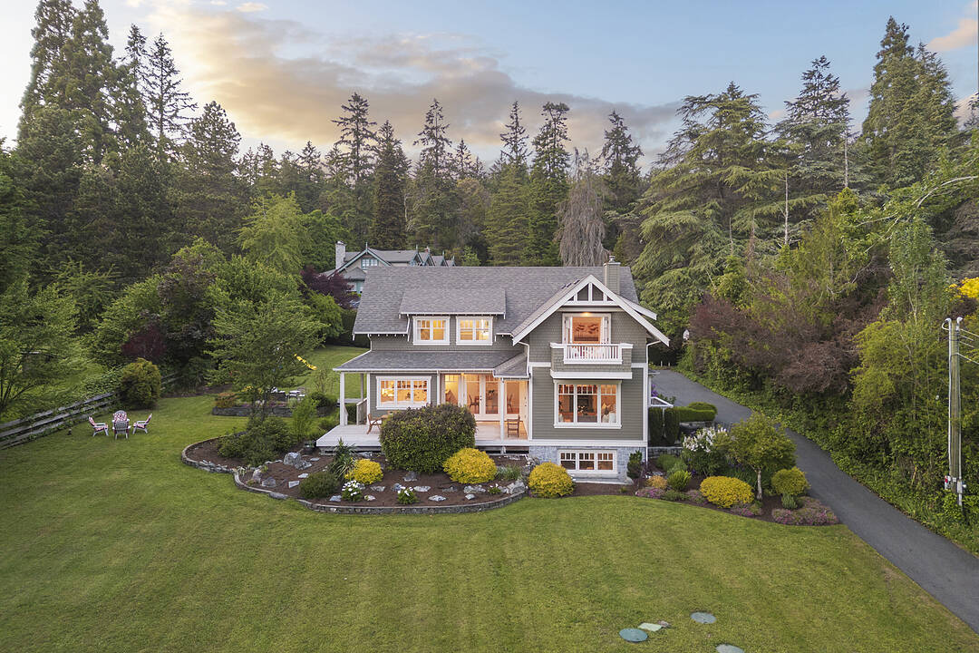 906 Mount Newton Cross Road, Central Saanich, British Columbia