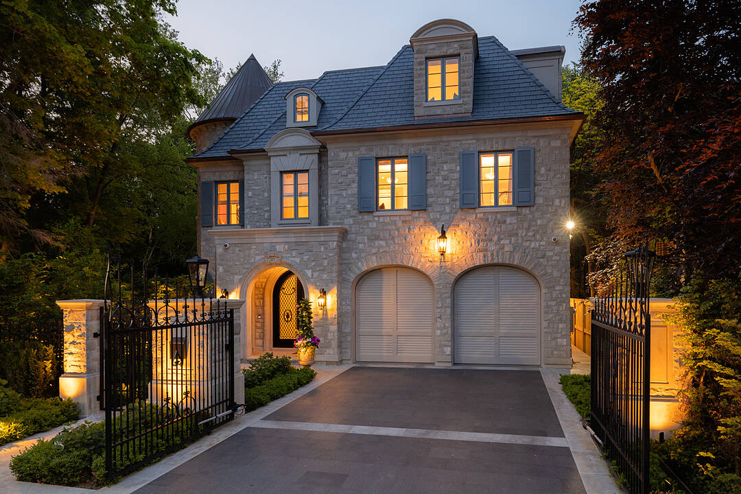 221 Forest Hill Road, Toronto, Ontario