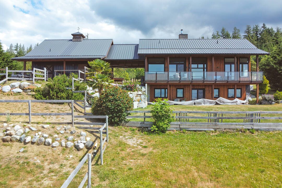 2247 Pixton Road, Roberts Creek, British Columbia
