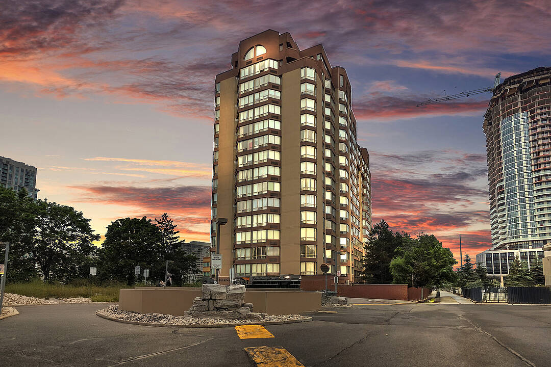 25 Fairview Rd W #406, Mississauga, Ontario