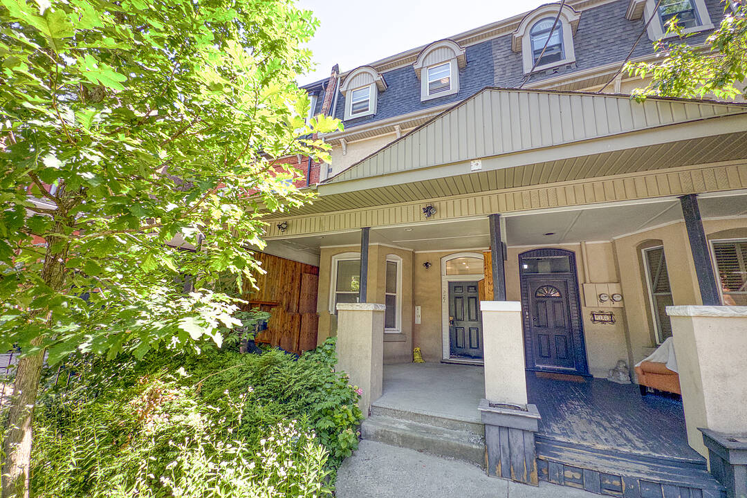 227 Beverley St #3, Toronto, Ontario