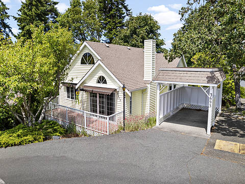 3693-1507 Queensbury Avenue, Saanich