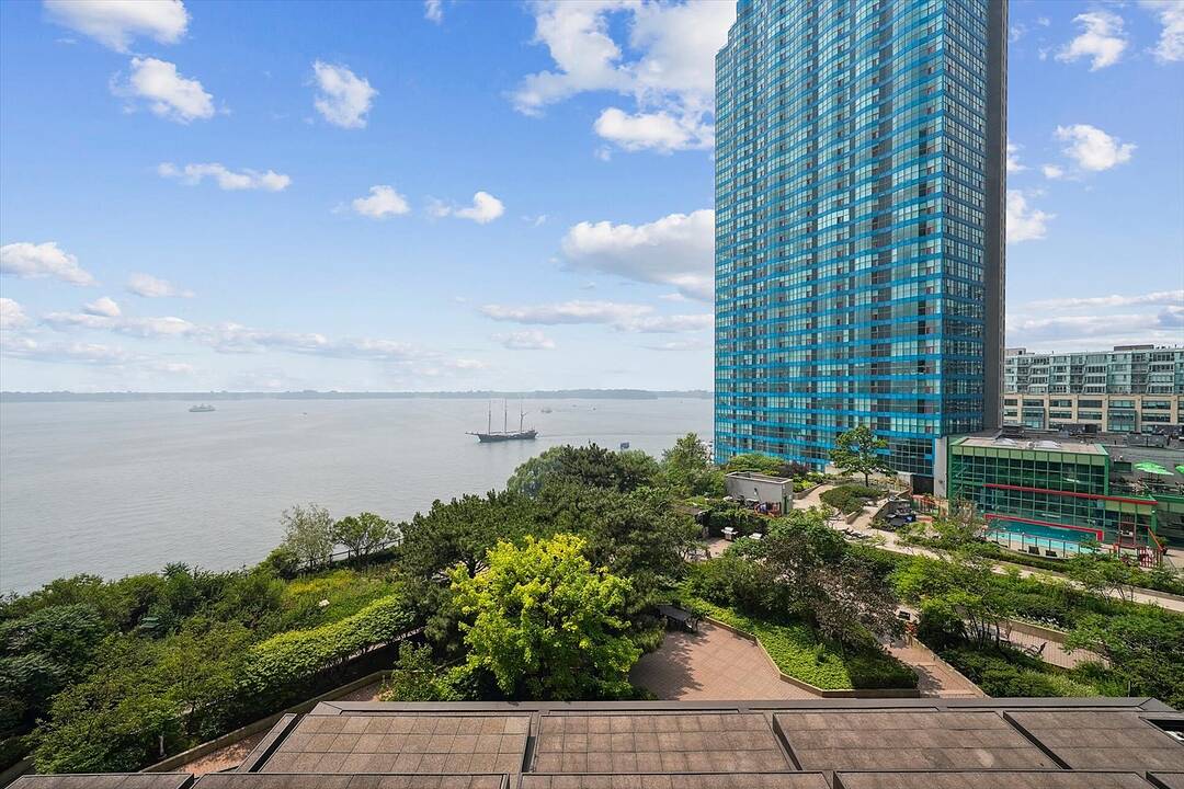65 Harbour Sq #1110, Toronto, Ontario