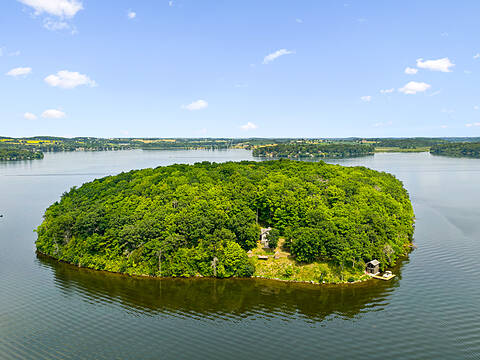 100 West Sugar Island Private, Hamilton Township