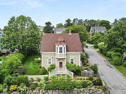 215 Pelham Street, Lunenburg