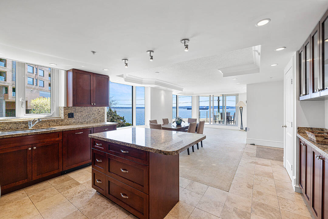 2280 Bellevue Avenue #101, West Vancouver, British Columbia