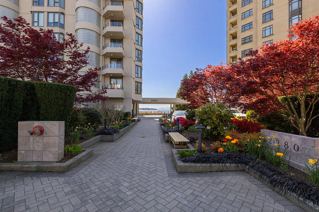 2280 Bellevue Avenue #101, West Vancouver, British Columbia