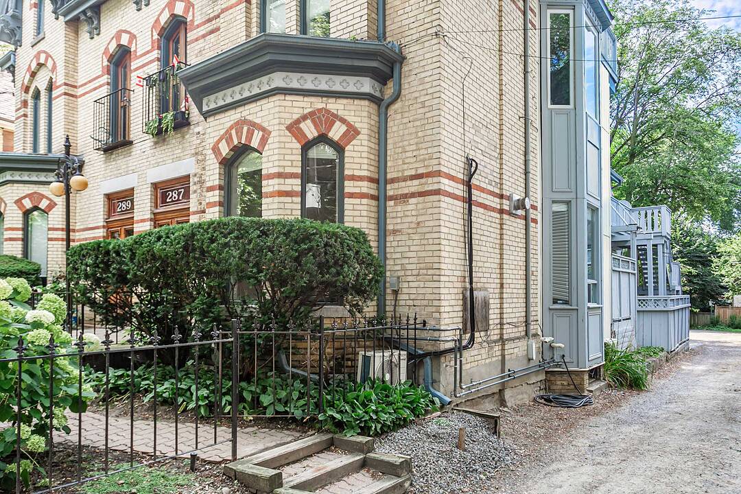 287 Carlton St #Suite 1, Toronto, Ontario