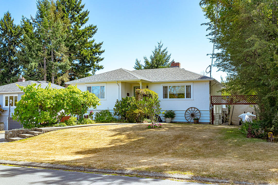 553 Broadway Street, Saanich, British Columbia