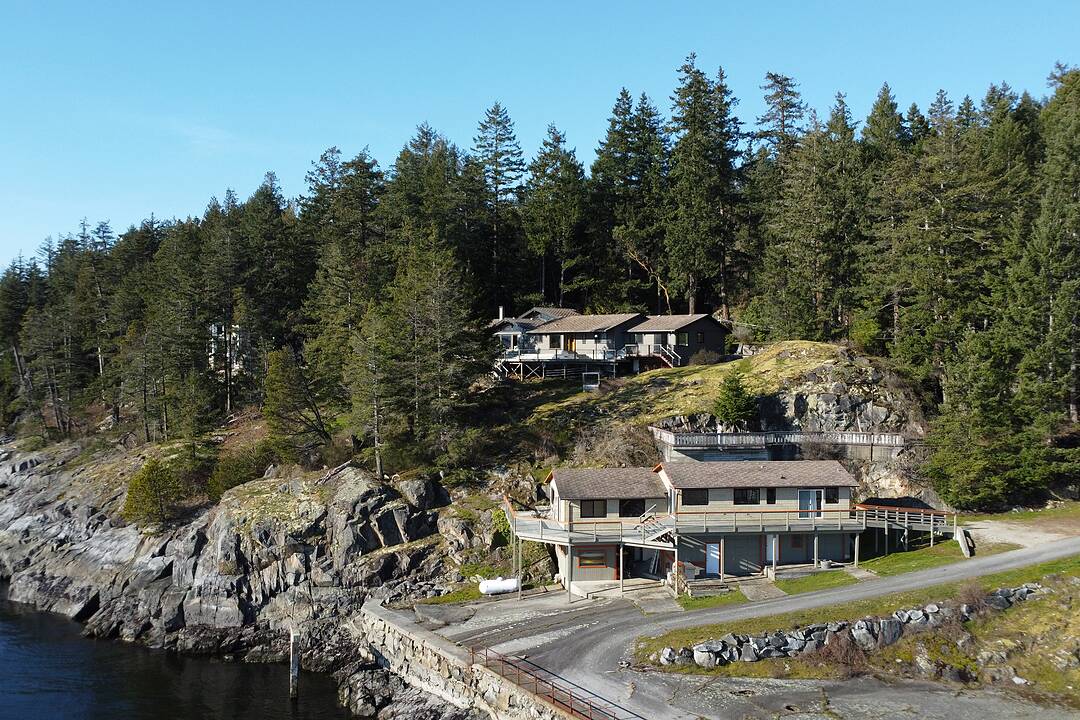 10881 Sunshine Coast Highway, Halfmoon Bay, British Columbia