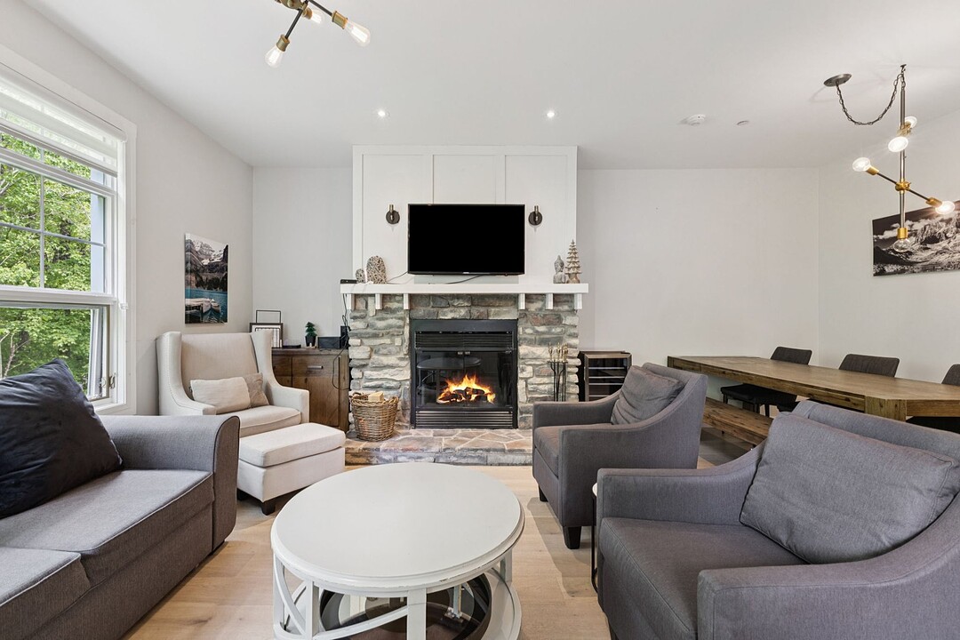 205 Ch. des Quatre-Sommets, Apt. 4, Mont-Tremblant, Québec