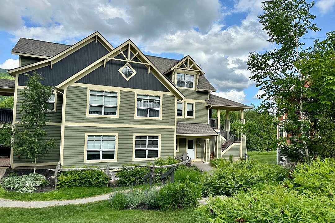 215 Ch. des Quatre-Sommets, Apt. 2, Mont-Tremblant, Québec