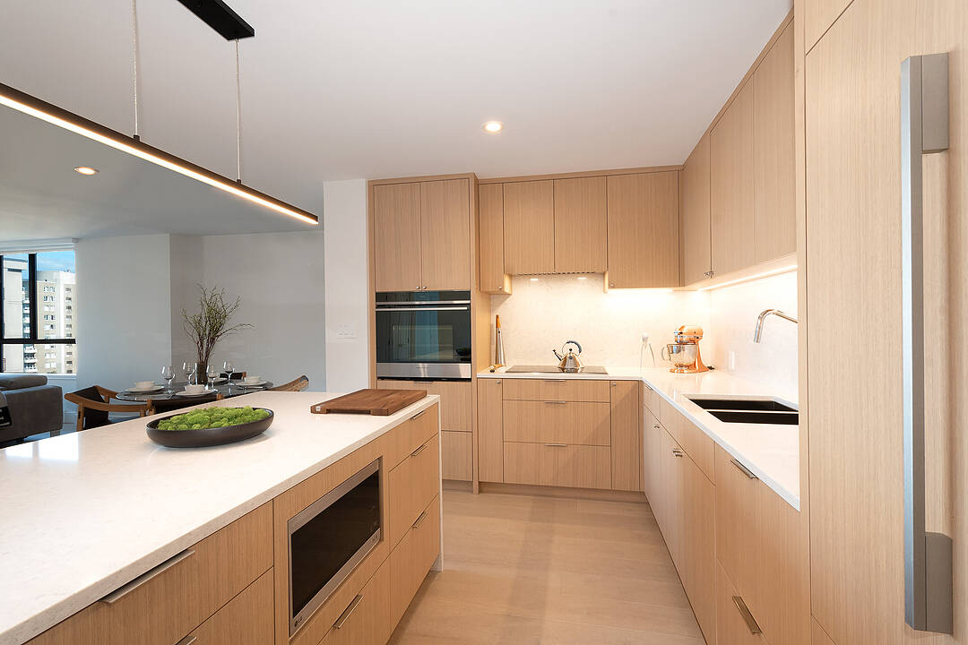 902-1860 Robson Street, Vancouver, British Columbia