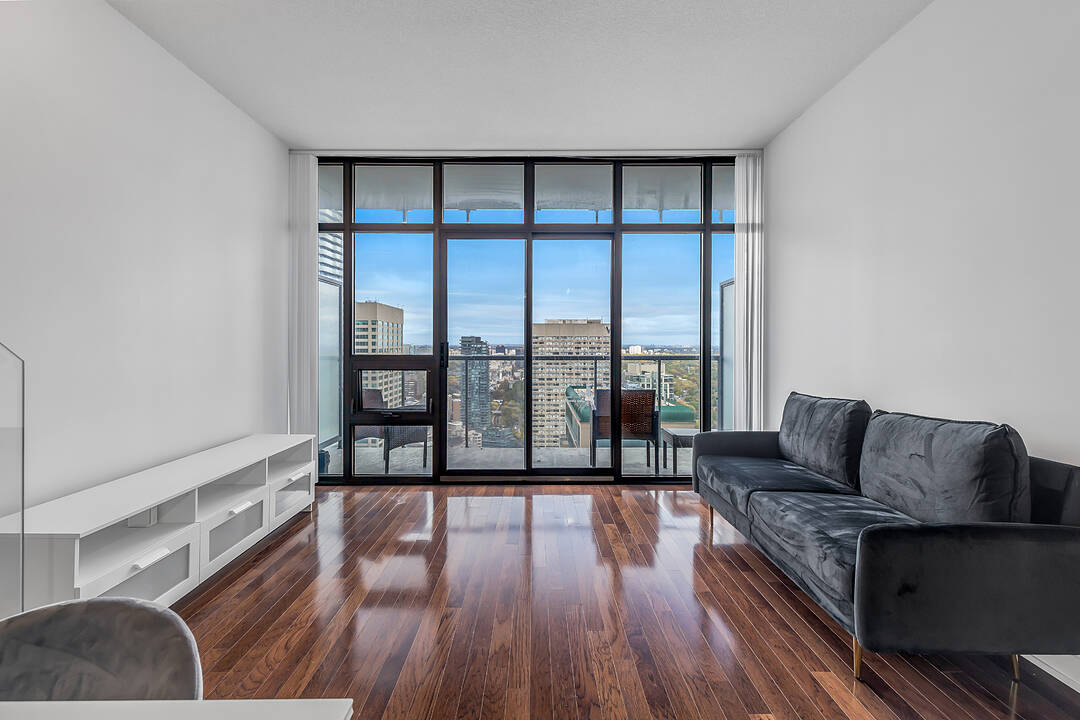 33 Charles St E #3807, Toronto, Ontario