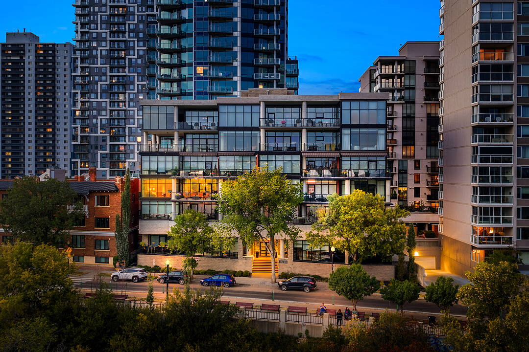 301 - 11930 100 Avenue NW, Edmonton, Alberta