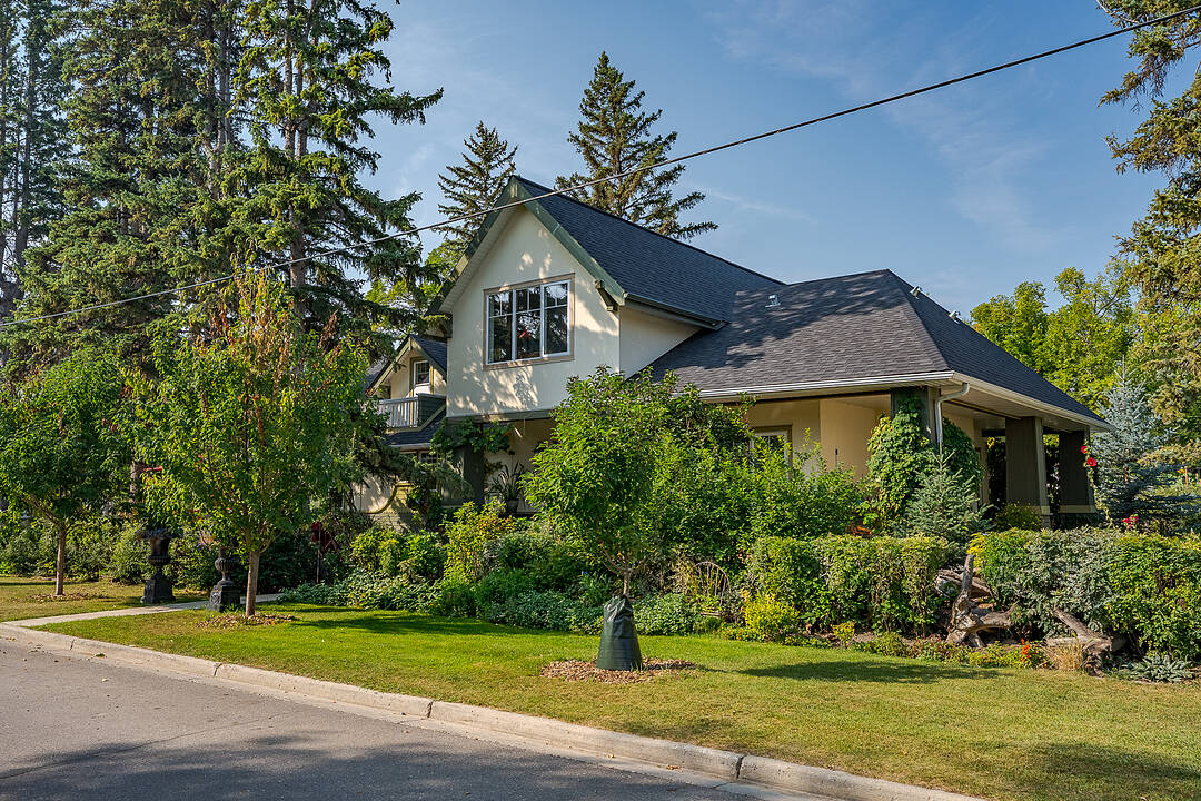 602 Macleod Trail SW, High River, Alberta