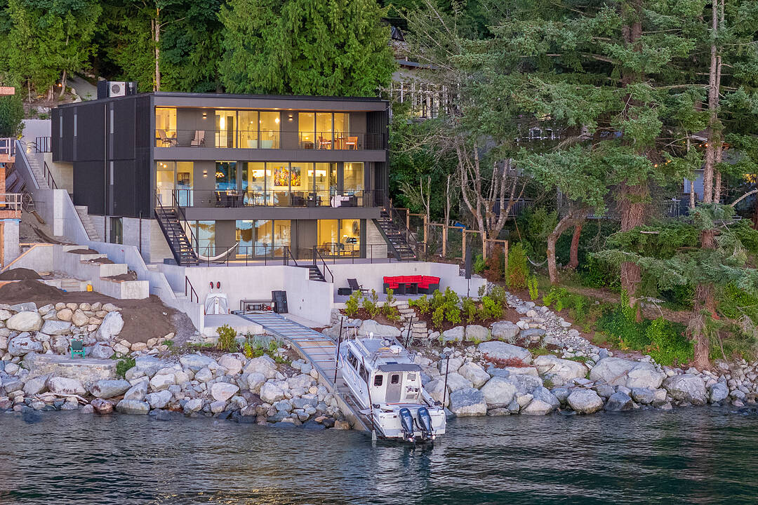 8885 Lawrence Way, West Vancouver, British Columbia