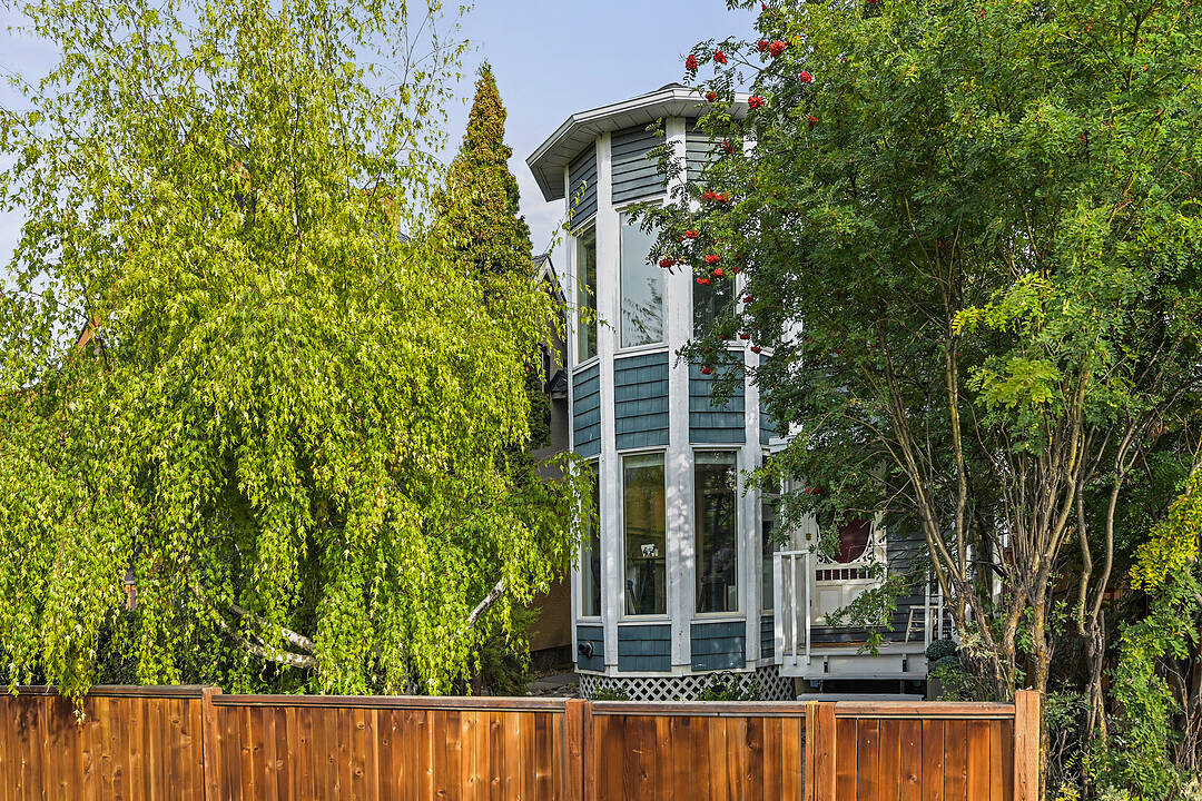 1112 18 Avenue NW, Calgary, Alberta