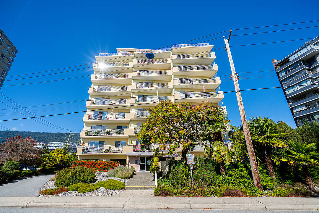2187 Bellevue Avenue #305, West Vancouver, British Columbia