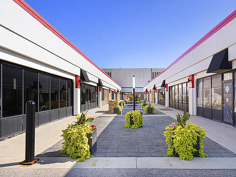 755 Queensway E #18-19, Mississauga