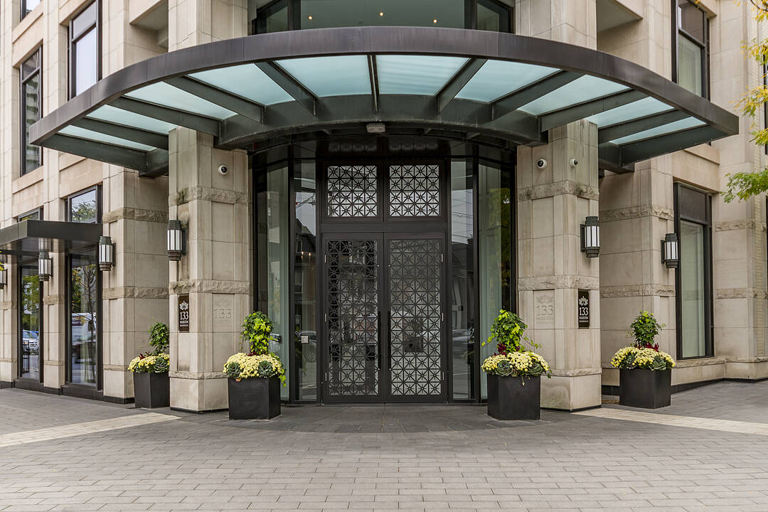 133 Hazelton Ave #601, Toronto, Ontario
