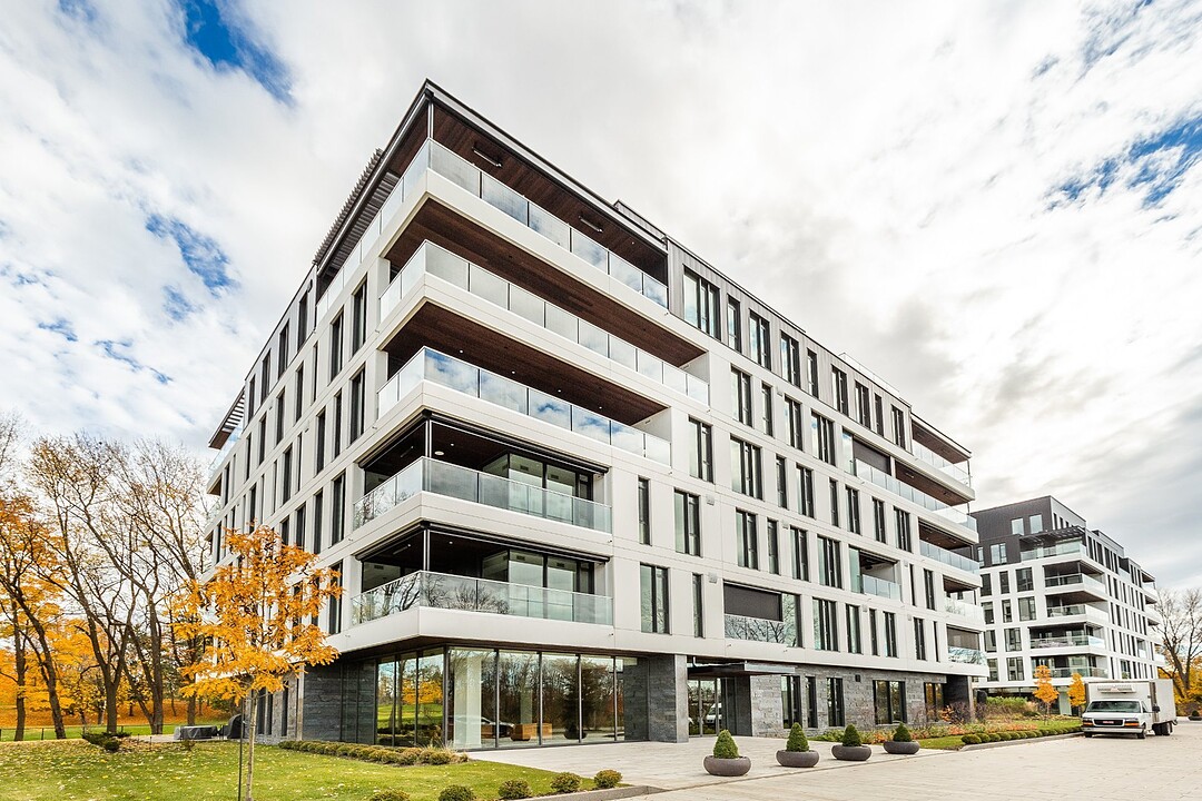 1100 Rue les Érables, Apt. 202, Laval-sur-le-Lac, Québec