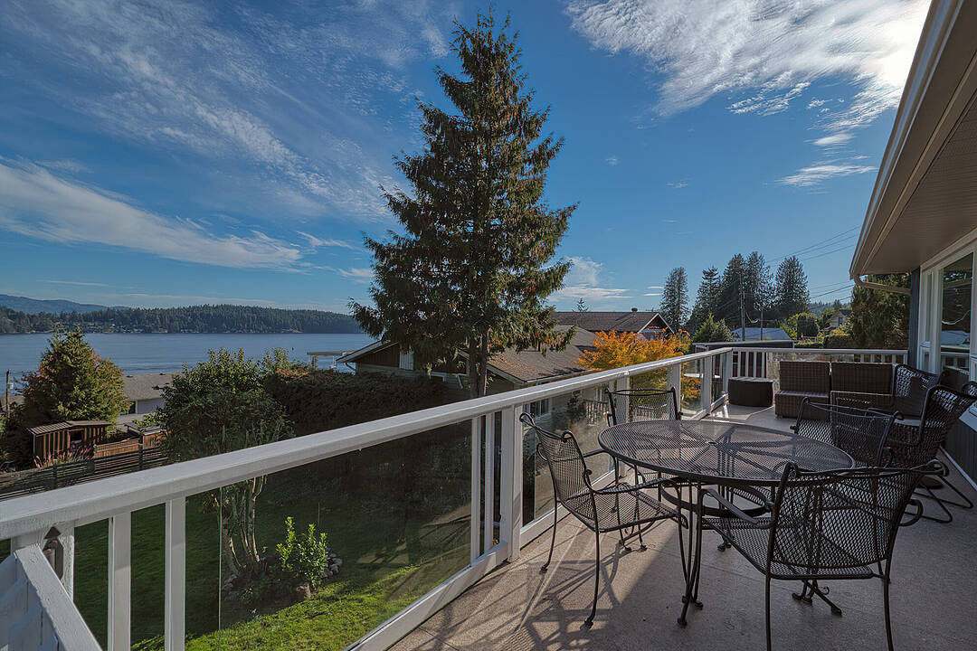 648 Gibsons Way, Gibsons, British Columbia