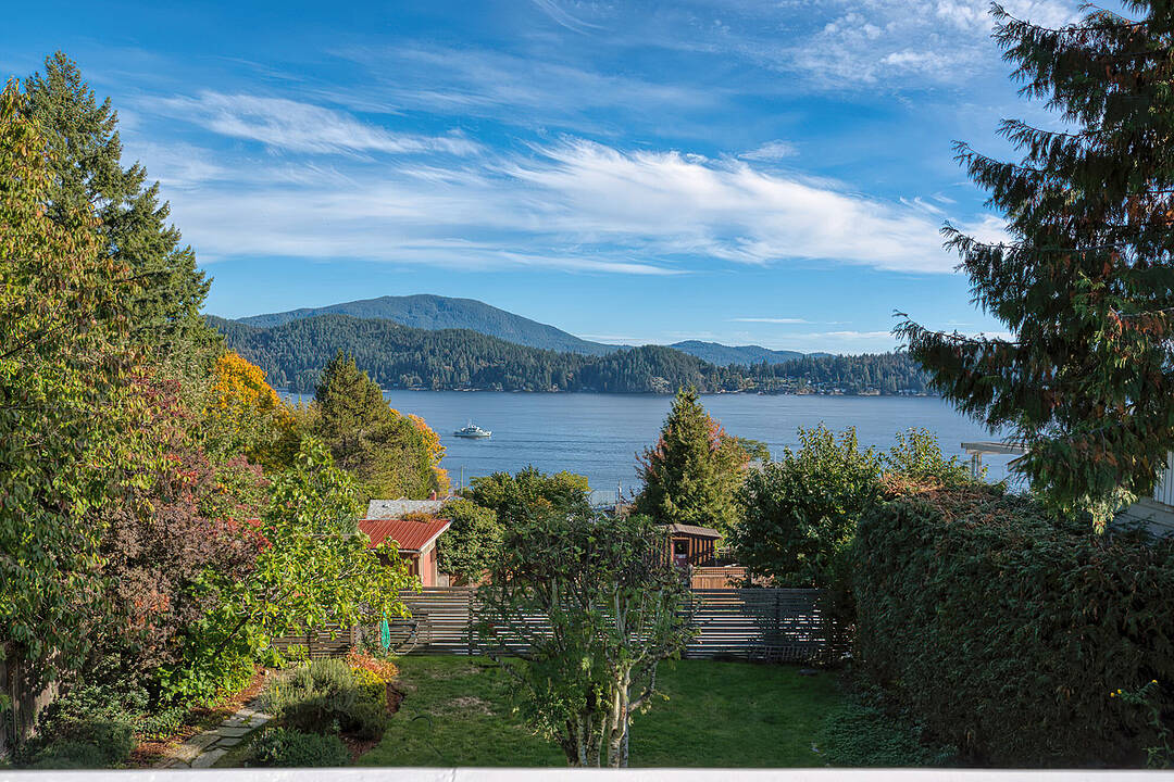648 Gibsons Way, Gibsons, British Columbia