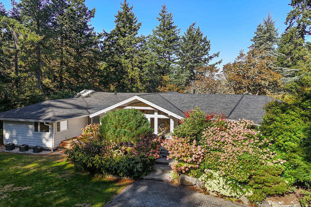 2623 Queenswood Drive, Saanich, British Columbia