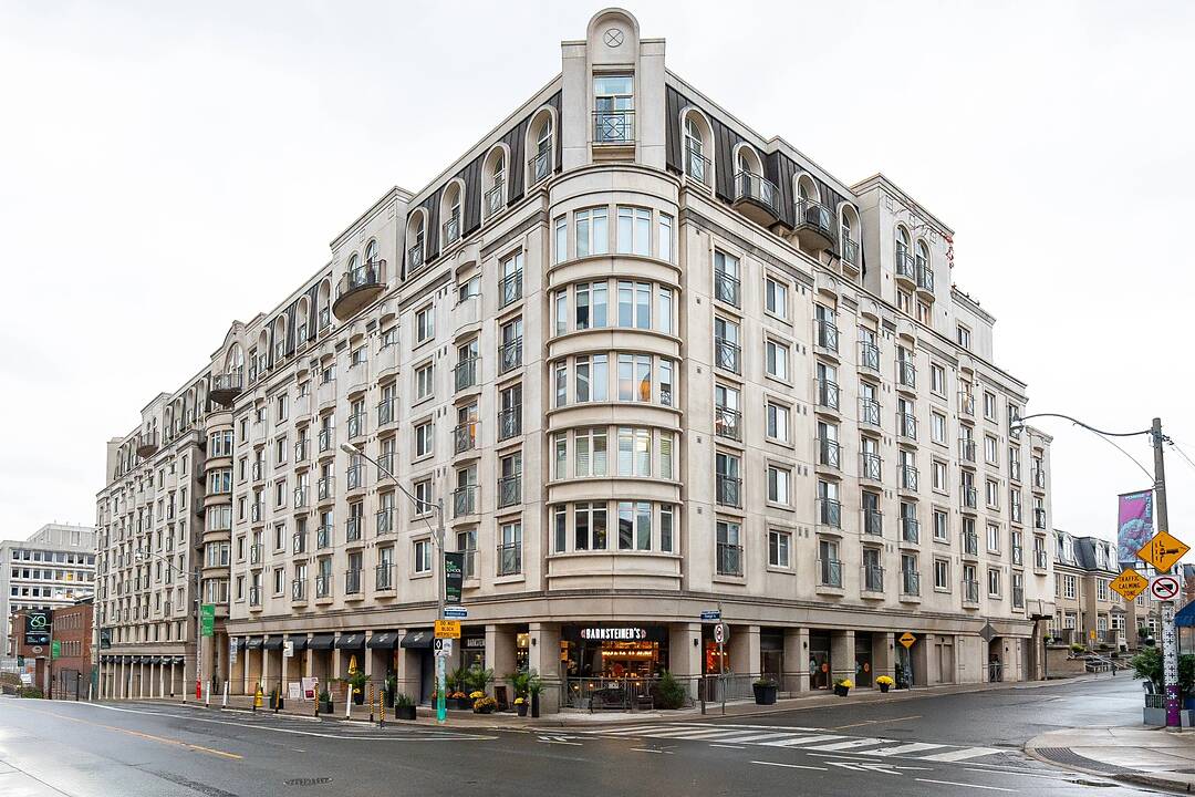 1 Balmoral Ave #803, Toronto, Ontario