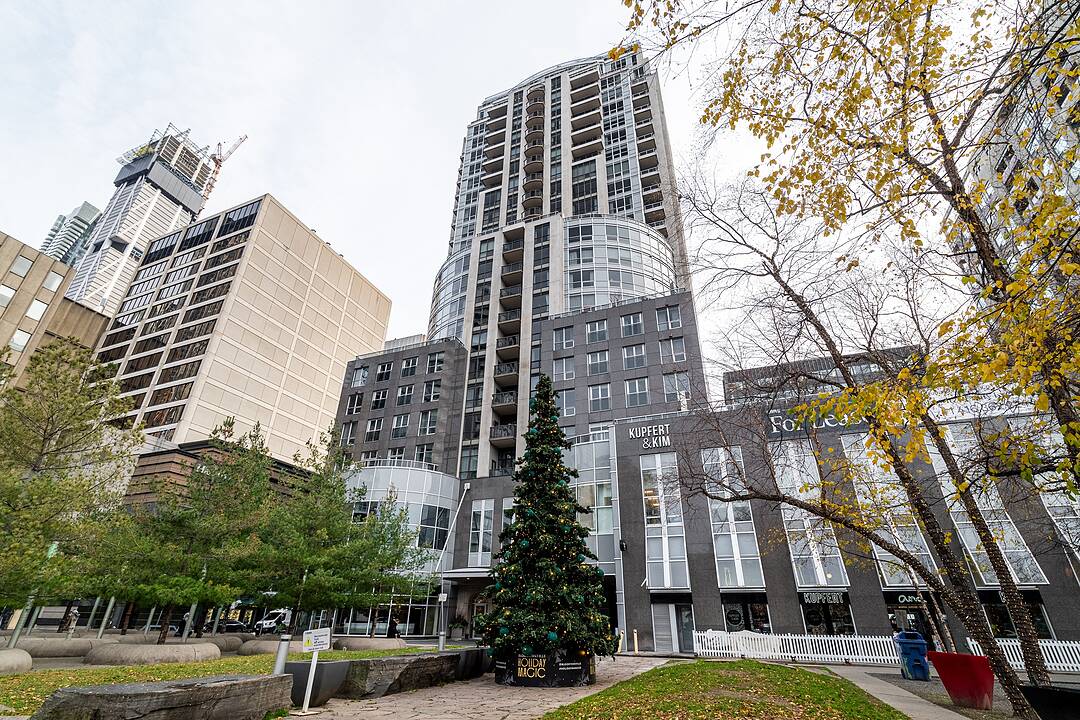 10 Bellair St #1403, Toronto, Ontario