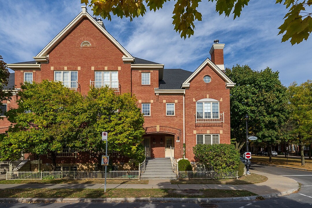 1573 Boul. Alexis-Nihon, Saint-Laurent, Québec