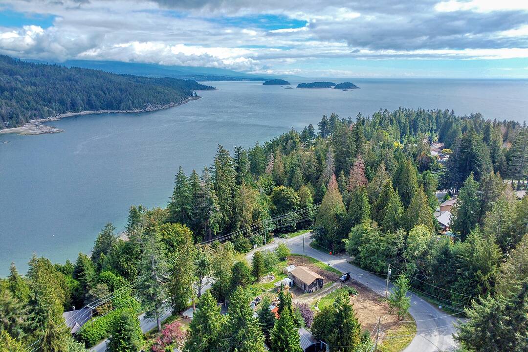 7712 Fawn Road, Halfmoon Bay, British Columbia