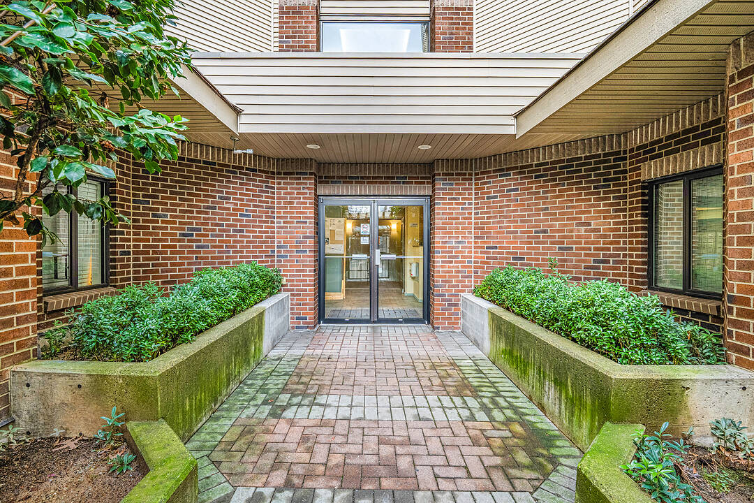 10866 City Parkway Way #222, Surrey, British Columbia