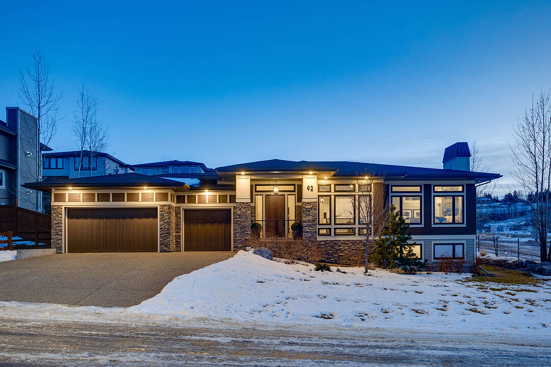 92 Crestridge View SW, Calgary, Alberta