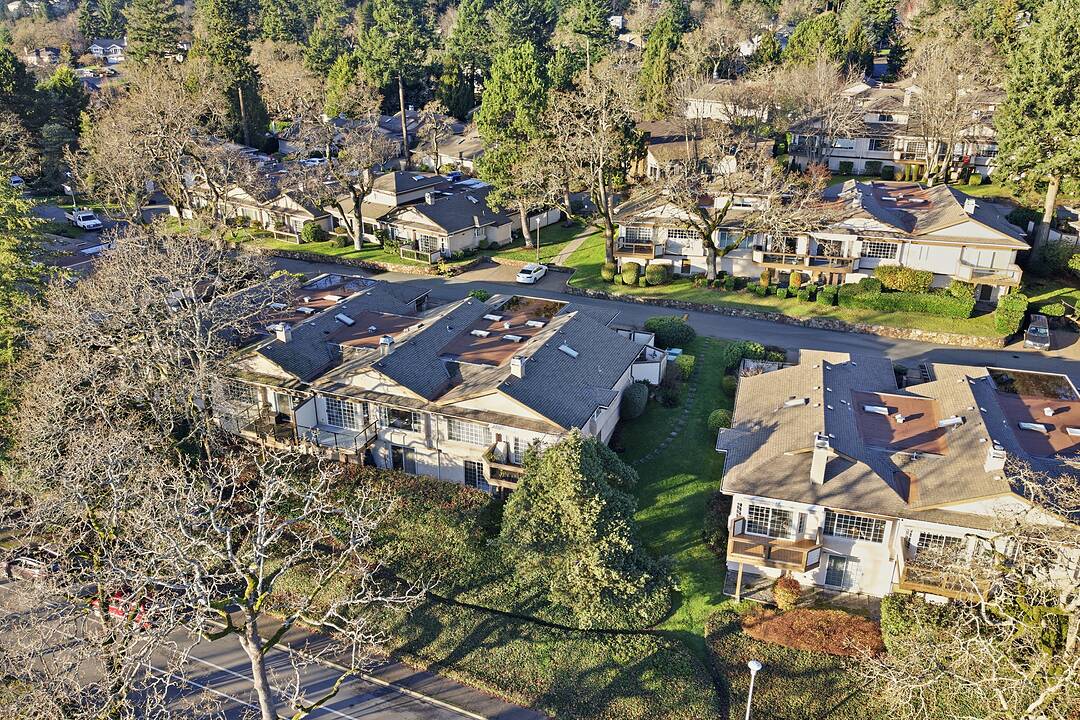 19-901 Kentwood Lane, Saanich, British Columbia