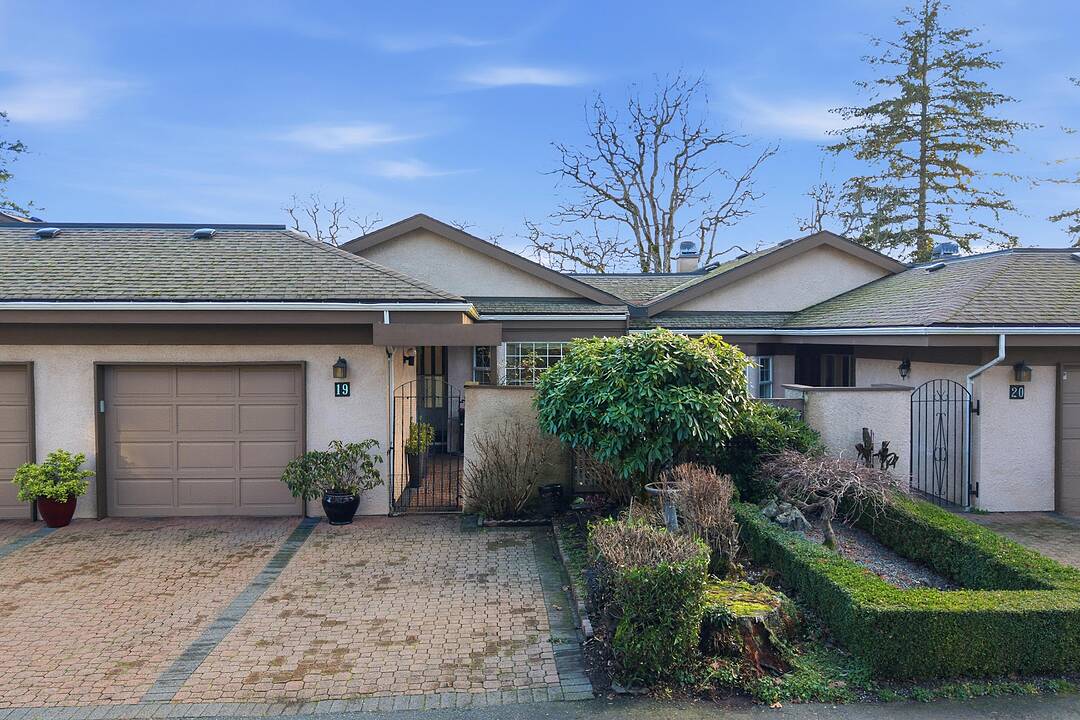 19-901 Kentwood Lane, Saanich, British Columbia