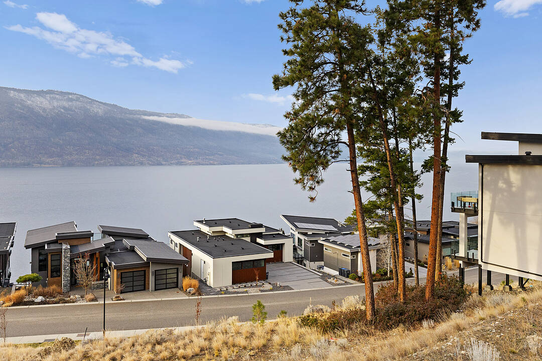 3332 Black Pine Lane, Kelowna, British Columbia