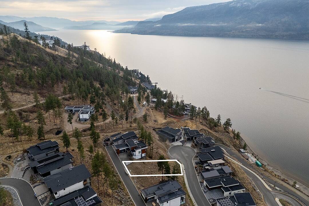 3332 Black Pine Lane, Kelowna, British Columbia