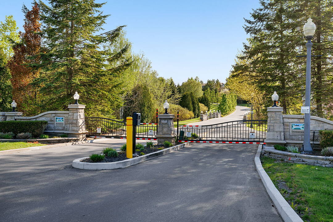 463 Crossing Bridge Pl, Aurora, Ontario